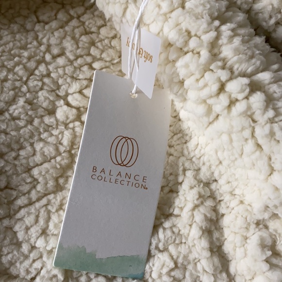 Austin Pullover- Balance Collection - Picture 10 of 12